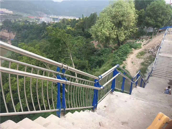 沧州不锈钢复合管护栏的特点与优势