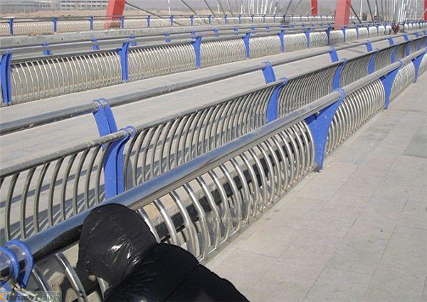 沧州不锈钢复合管护栏一种安全而耐用的防护解决方案