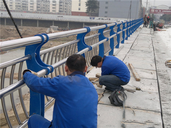 沧州不锈钢河道护栏的特性及其在城市景观中的应用