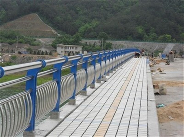 沧州不锈钢桥梁护栏的特性及其在现代建筑中的应用